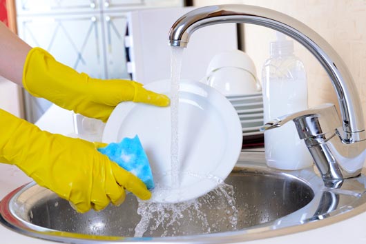 Việc sử dụng nước rửa chén chất lượng giúp bát đĩa sạch nhanh hơn
